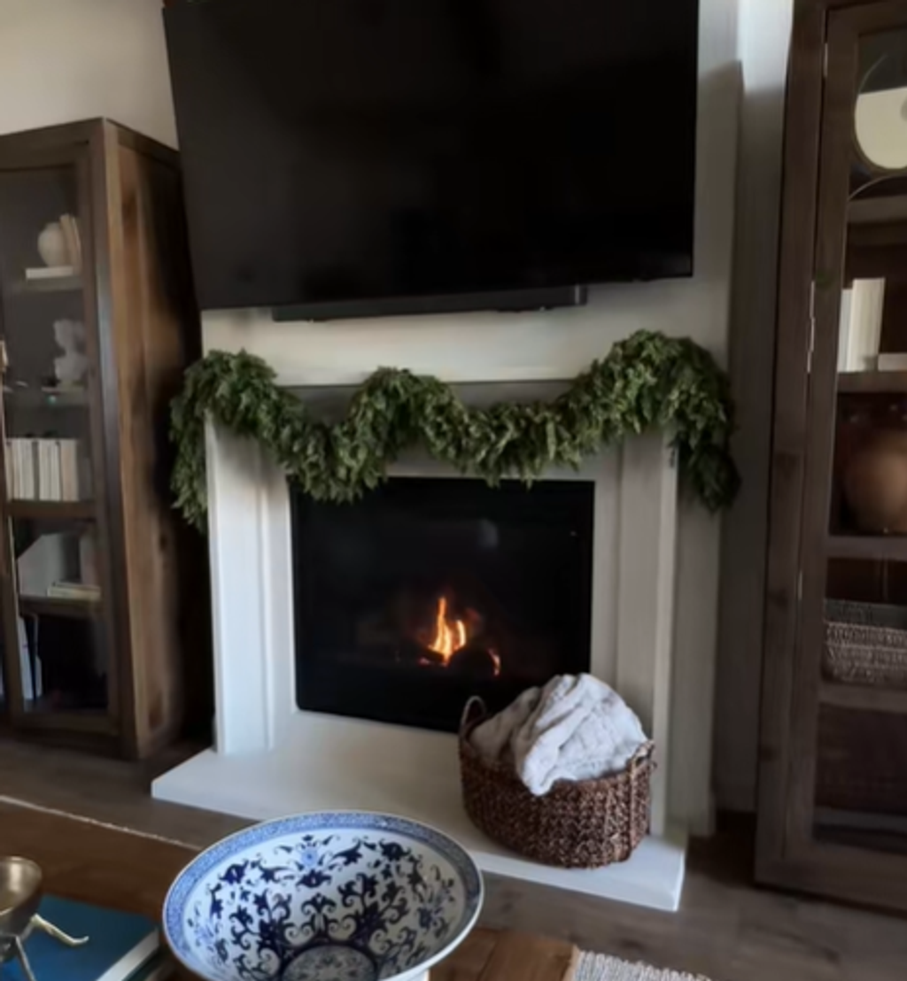 🔥 HOT SALE 50% OFF 🔥 2 In 1 Adjustable Christmas Garland & Stocking Hanger